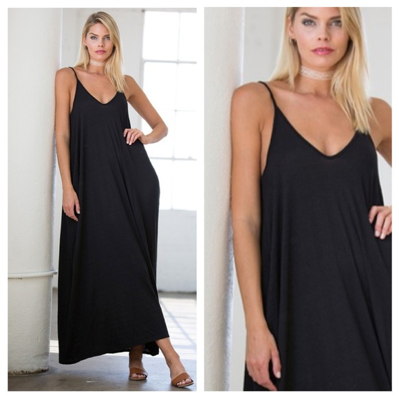 EVIEcarche Dresses & Skirts - 🦋MAKE AN OFFER!🦋 Black V-Neck Maxi With Pockets